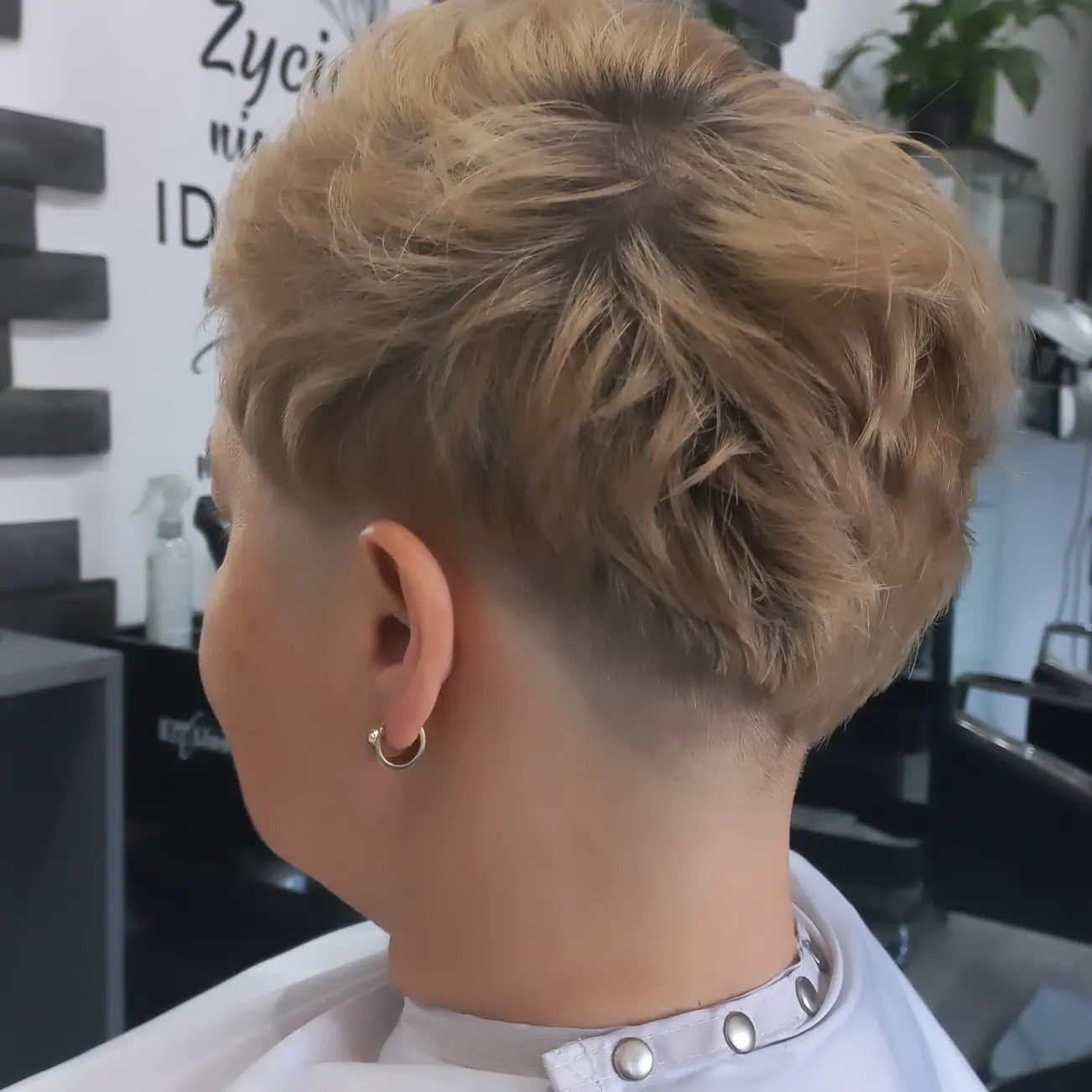Krótka fryzura pixie w jasnym blondzie, widok z tyłu