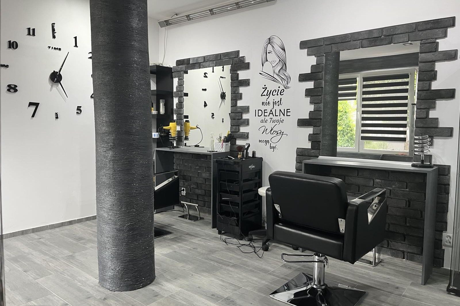Wnętrze salonu Pan & Pani z fotelem fryzjerskim i lustrami w ceglanych ramach